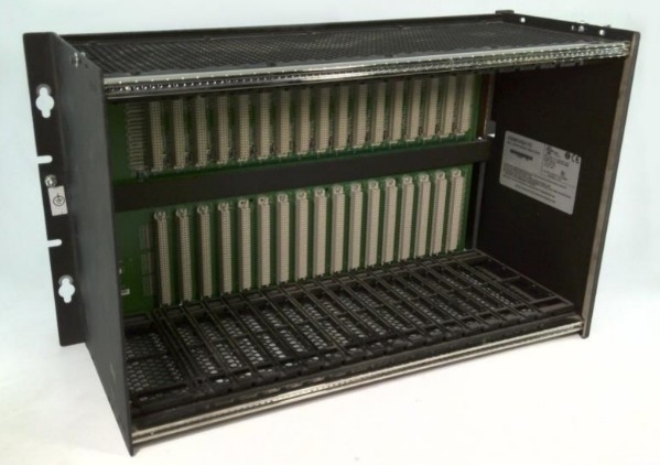 IC698CHS117 GE رف 17 فتحة أمامية خلفية تركيب I / O VEM وحدات وحدة المعالجة المركزية دعم اختياري تجميع مروحة التبريد