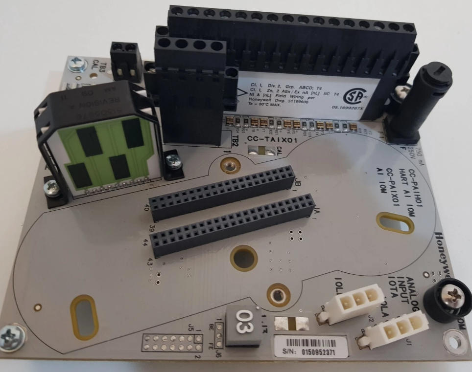 وحدة الدخول التناظرية منخفضة المستوى من Honeywell CC-TAIM01 مع 64 مدخلًا معزولًا تمامًا للحوائط الحرارية والمقاومات الحرارية (-40 درجة مئوية إلى + 70 درجة مئوية)